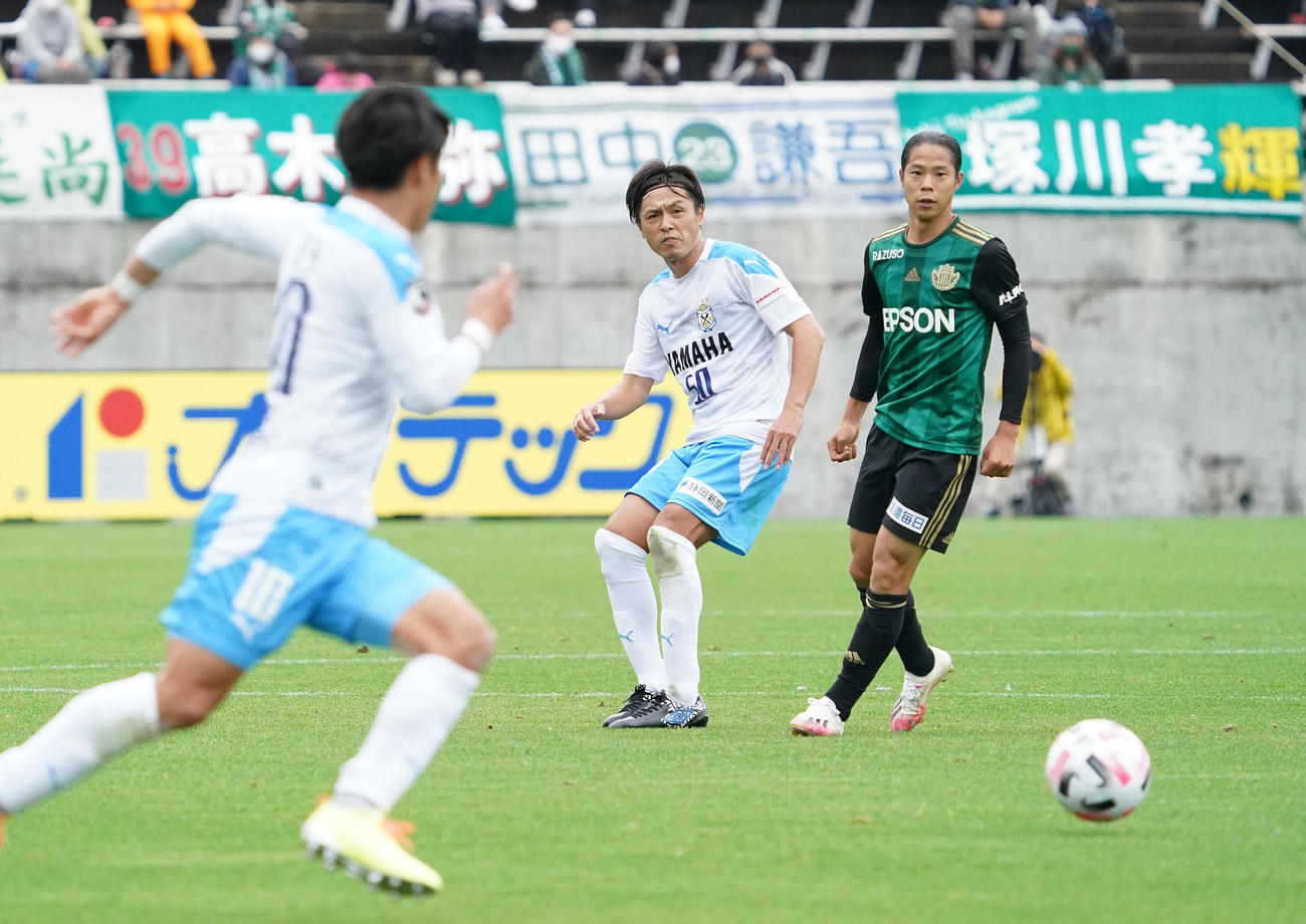 松本対磐田　前半、パスを出す磐田MF遠藤（中央）（撮影・菅敏）