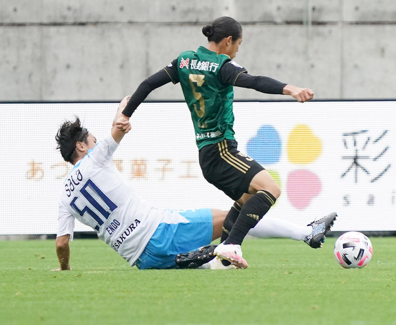 松本対磐田　前半、競り合う磐田MF遠藤（撮影・菅敏）