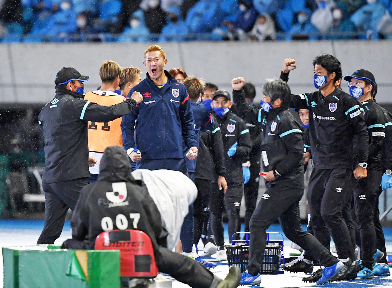 7日、ルヴァン杯準決勝で川崎Fを破り喜ぶ東京長谷川監督（左）