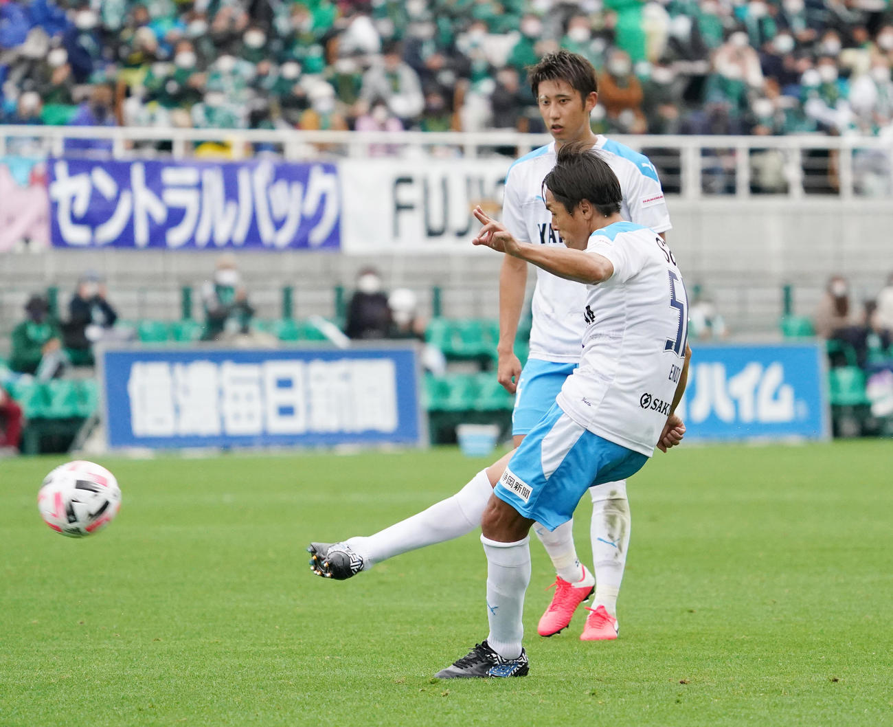 松本対磐田　フリーキックでゴールを狙う磐田MF遠藤（撮影・菅敏）