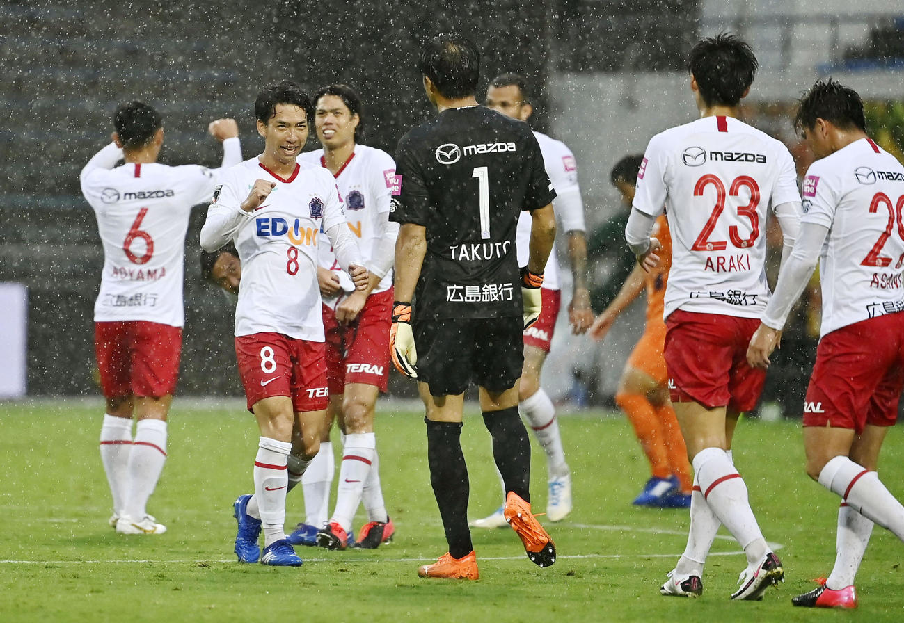 清水に勝利し、喜ぶ川辺ら広島イレブン（共同）