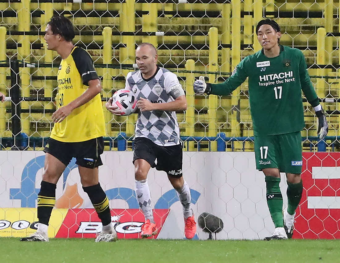 柏対神戸　後半、PKを決めてボールを手にリスタートに向かう神戸MFイニエスタ（中央）（撮影・丹羽敏通）