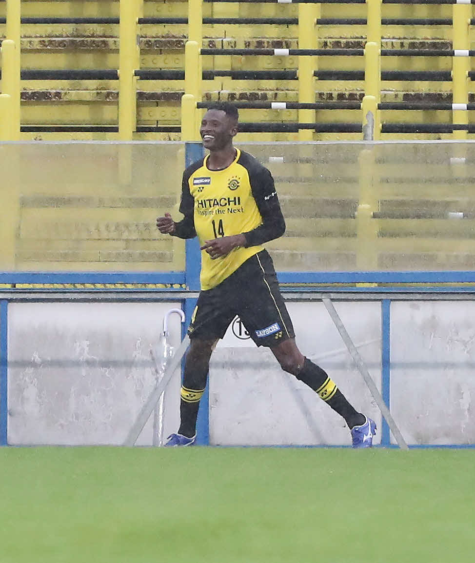 柏対神戸　前半、この試合2点目のゴールを決めて宙返りして喜ぶ柏FWオルンガ（撮影・丹羽敏通）