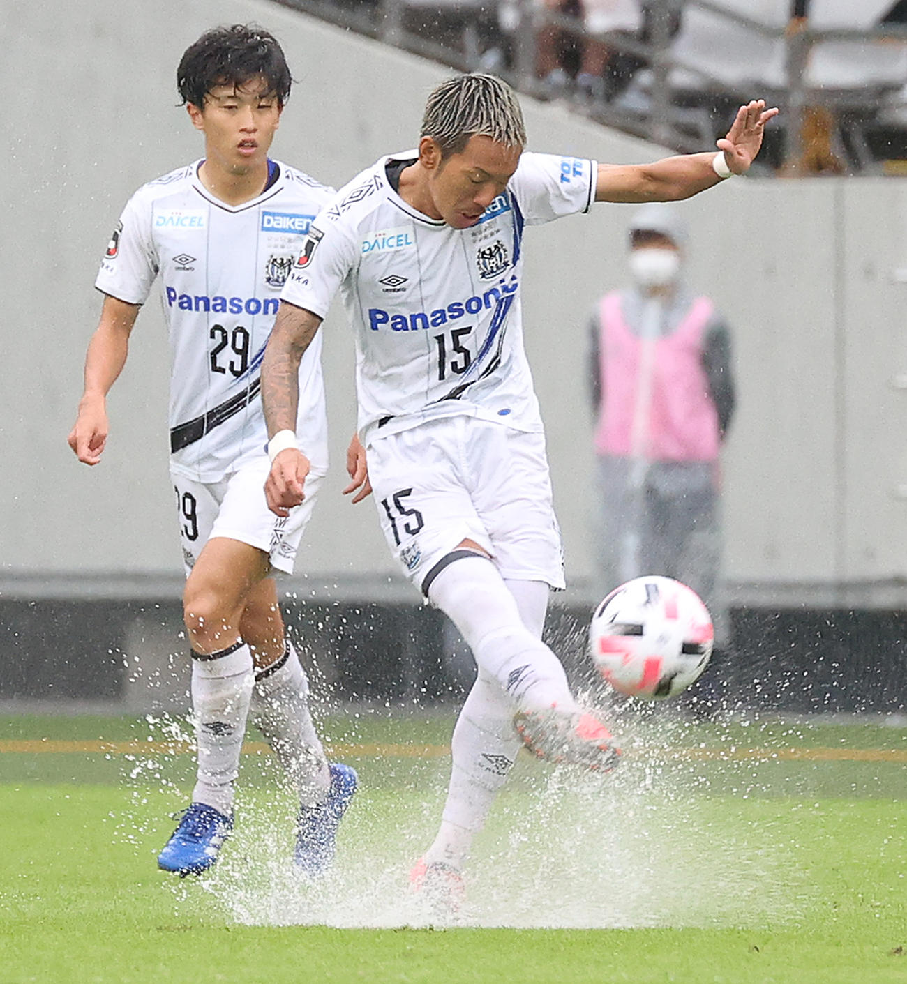 東京対G大阪　前半、水しぶきを上げパスを出すMF井手口。左はMF山本（撮影・中島郁夫）