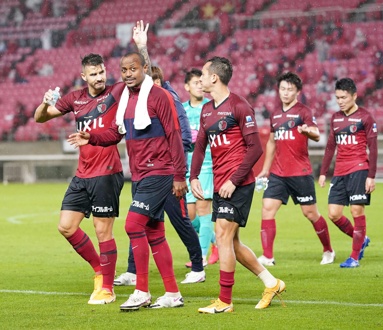 鹿島対横浜FC　試合後、場内1周するFWエヴェラウド（左端）ら鹿島イレブン（撮影・江口和貴）