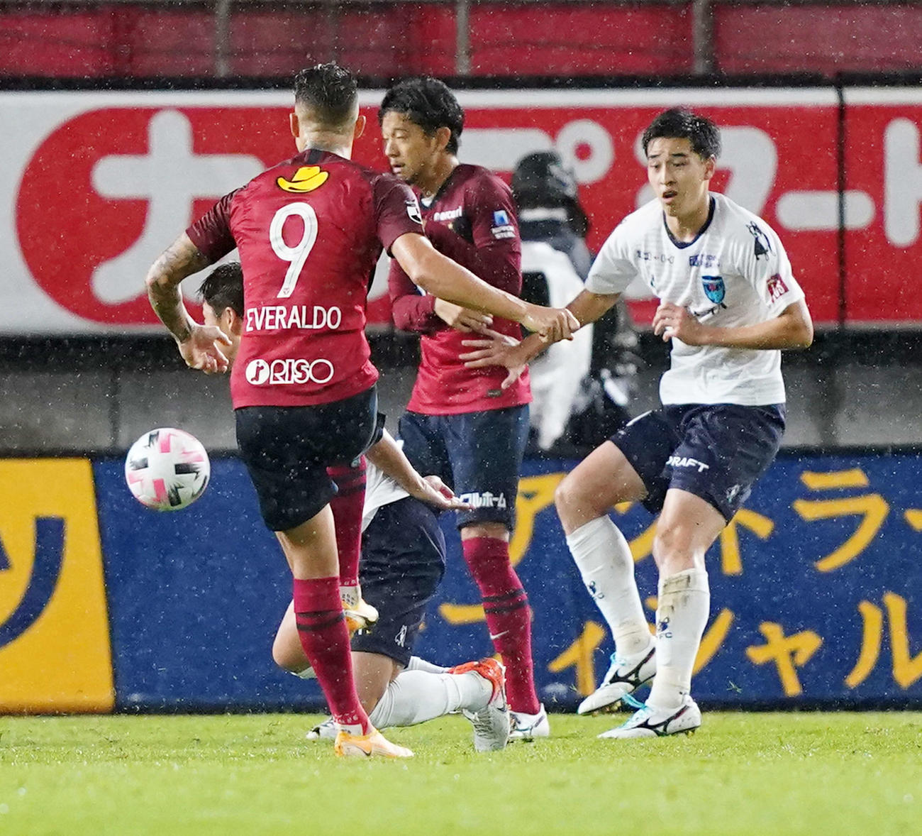 鹿島対横浜FC　後半、ゴールを決める鹿島FWエヴェラウド（左）（撮影・江口和貴）