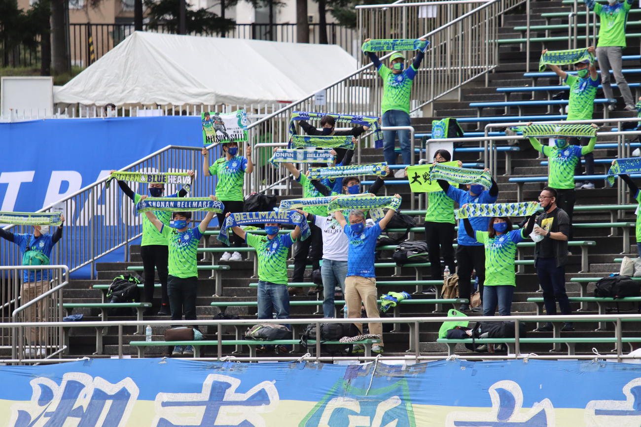 札幌対湘南　入場する選手を迎えるアウェー湘南サポーター（撮影・保坂果那）
