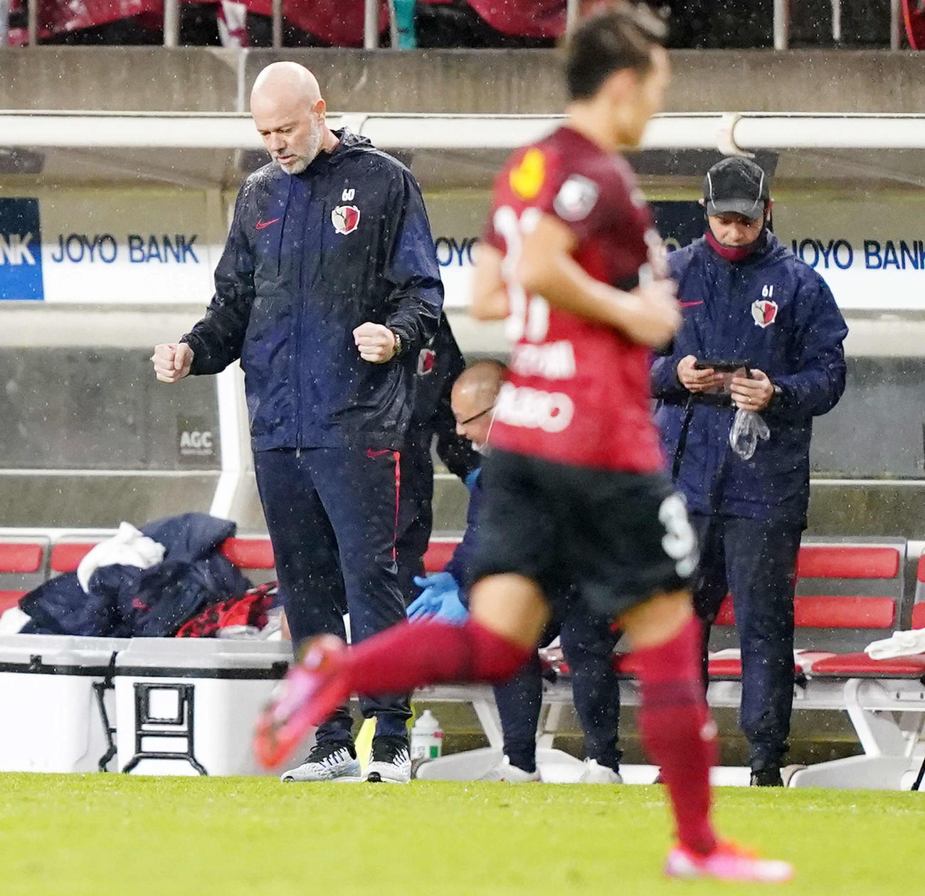 鹿島対横浜FC　試合終了のホイッスルを聞きガッツポーズする鹿島ザーゴ監督（撮影・江口和貴）