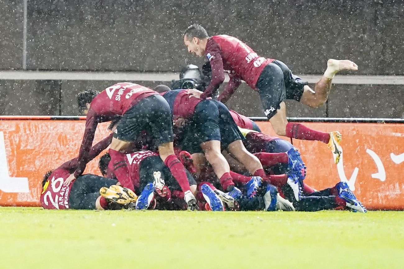 鹿島対横浜FC　後半ロスタイム、MF小泉が勝ち越しゴールを決め歓喜する鹿島イレブン（撮影・江口和貴）