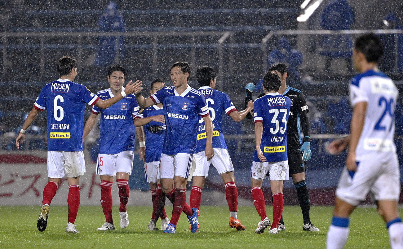 大分に快勝し、タッチを交わす横浜Mイレブン（共同）