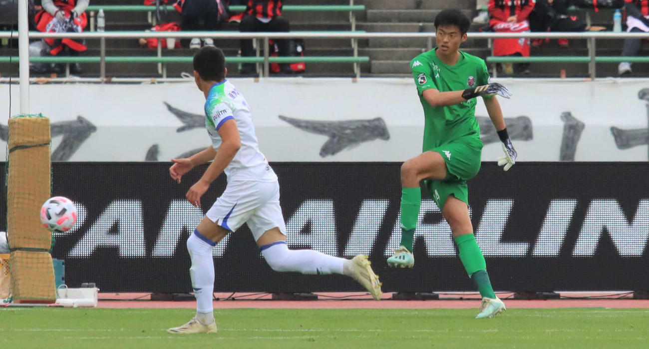 札幌対湘南　J出場3試合目で初勝利に貢献した来季加入内定の法大GK中野小次郎（撮影・保坂果那）