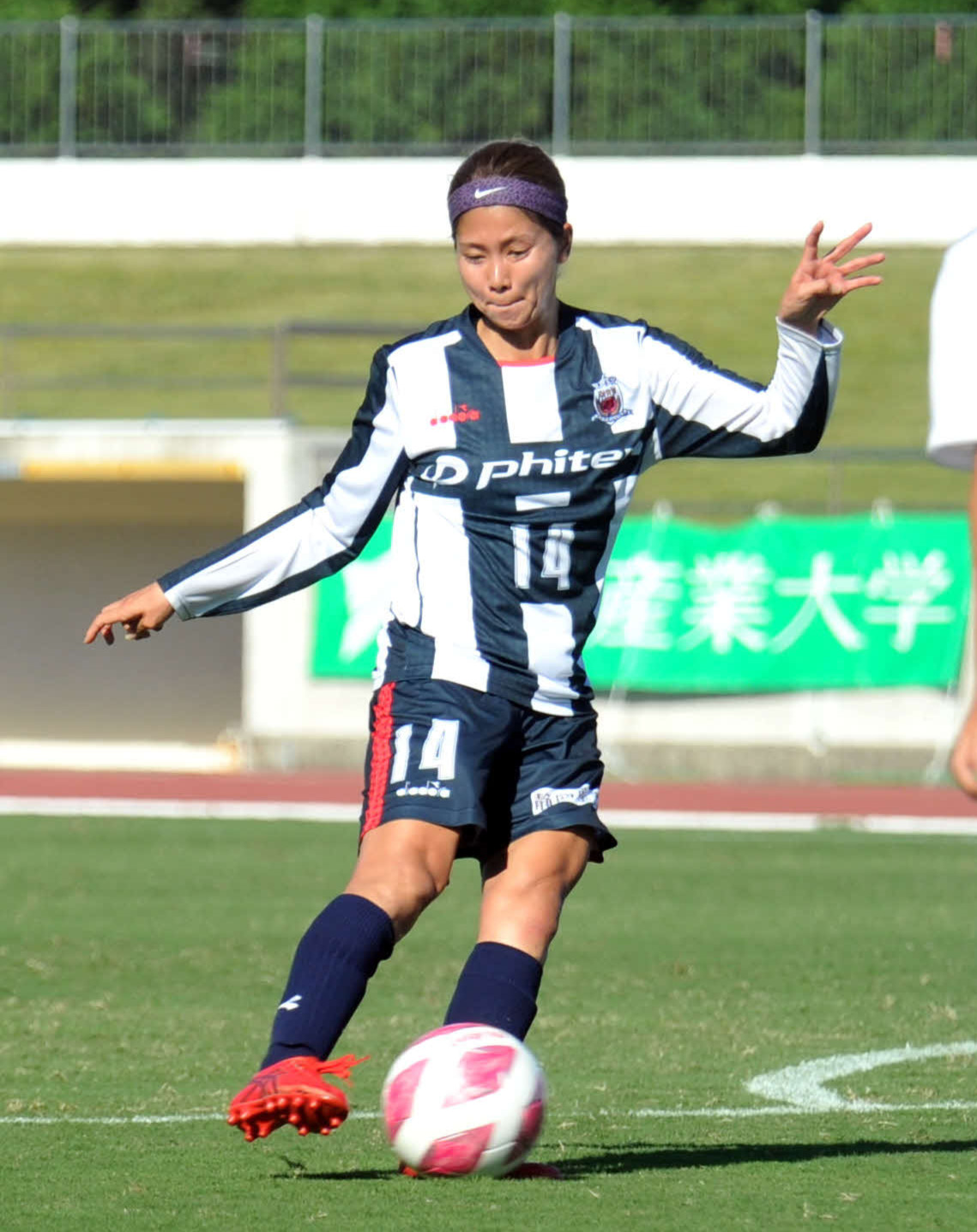 後半、シュートを放つ静岡SSUアスレジーナMF乗越