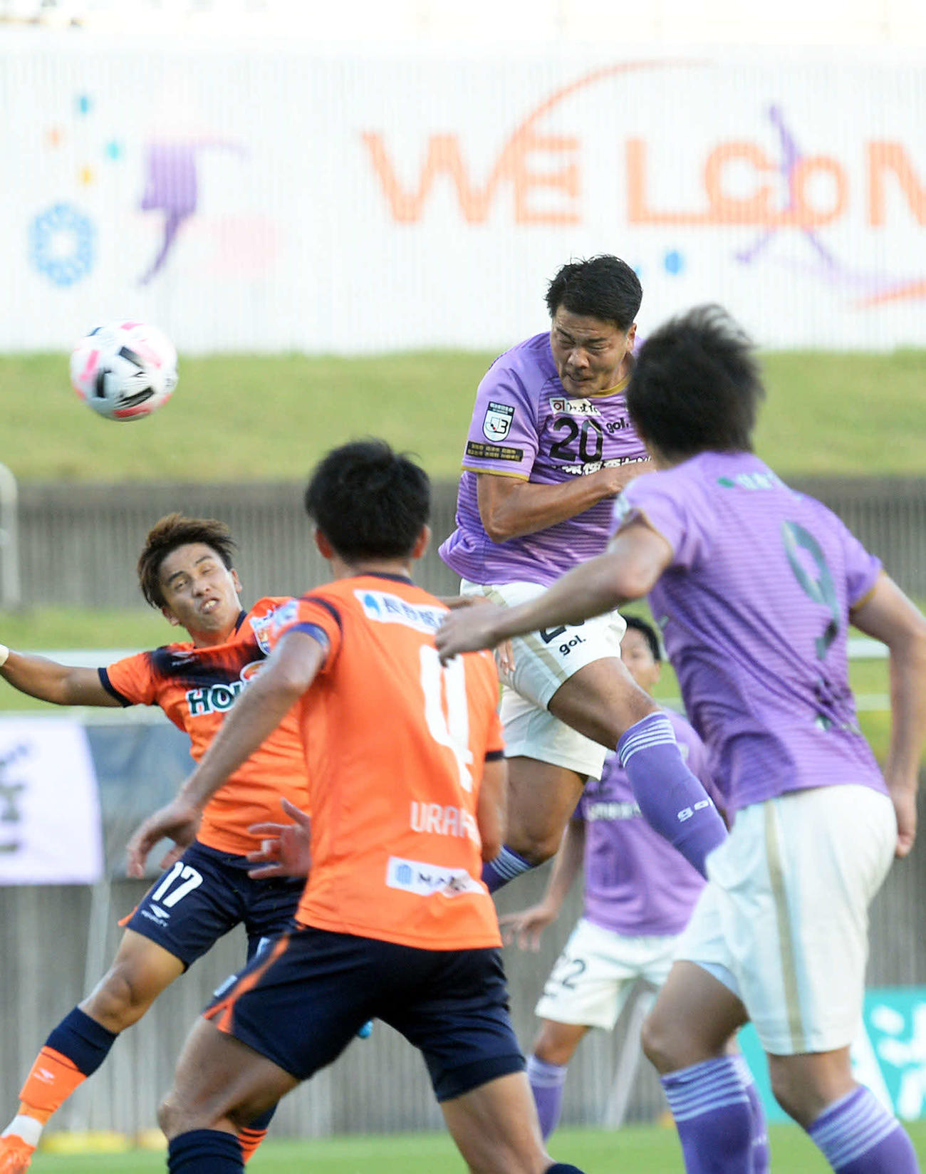 ヘディングでゴールを狙う藤枝FW森島（右から2人目）