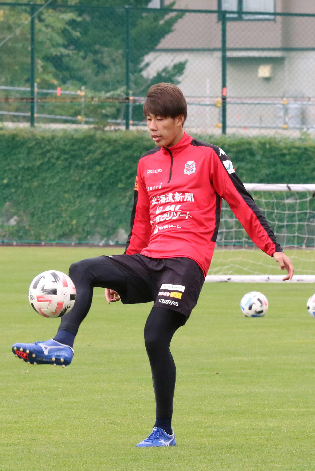 全体練習終了後にボール回しで汗を流す札幌DF田中（撮影・浅水友輝）