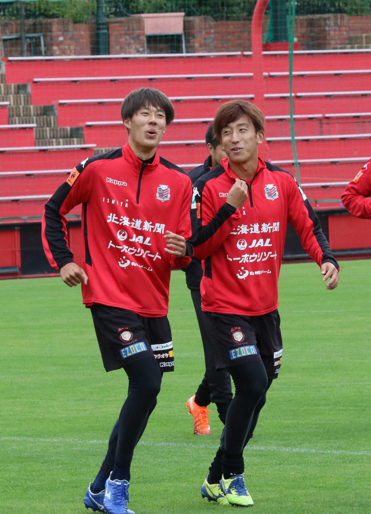リラックスした表情でランニングする札幌DF田中（左）とMF金子（撮影・浅水友輝）