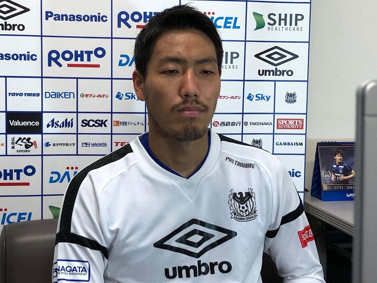 取材対応するG大阪DF昌子（C）GAMBA　OSAKA