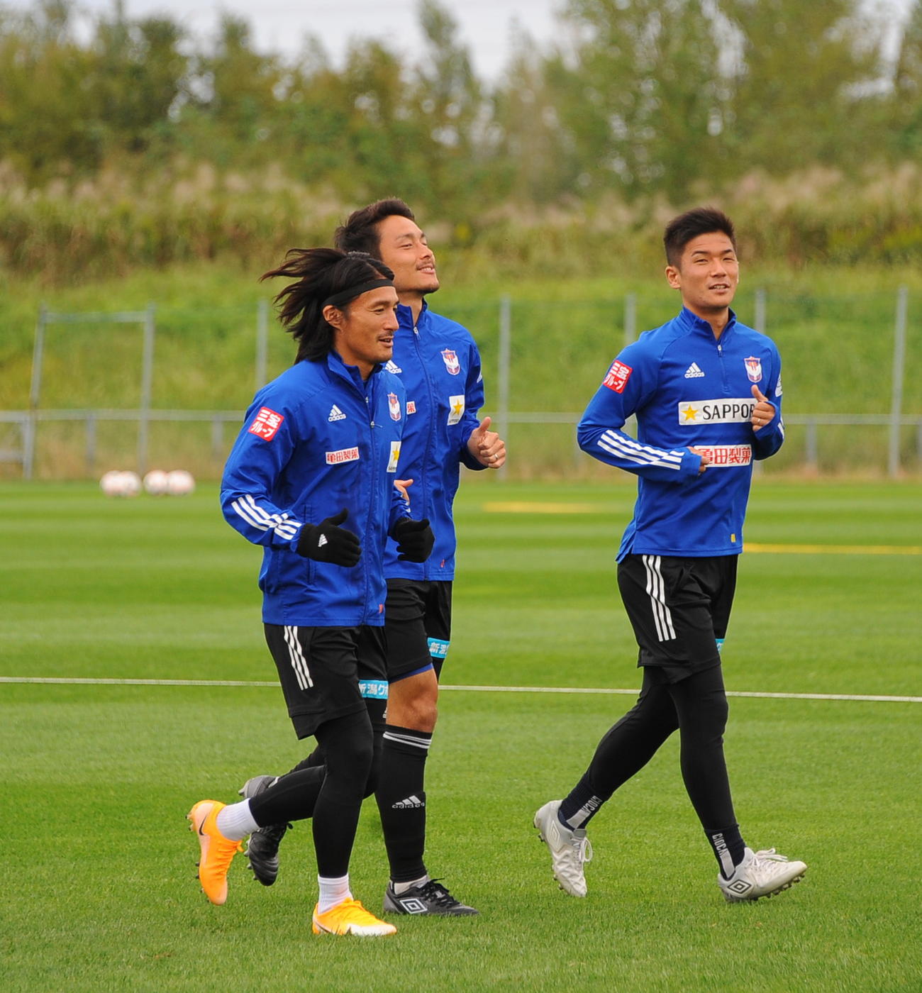 リラックスした表情を見せる福田（右）