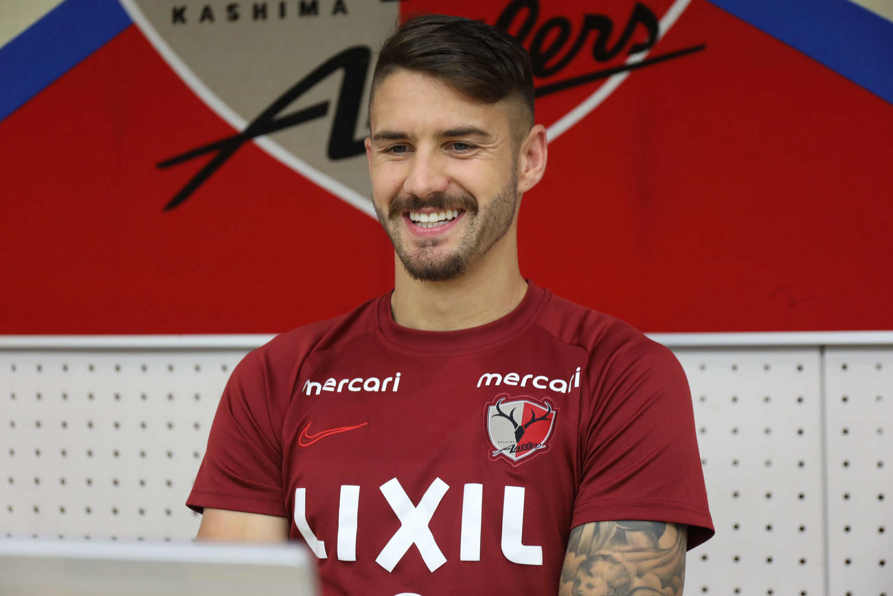 取材中、笑顔の鹿島FWエヴェラウド（C）KASHIMA　ANTLERS