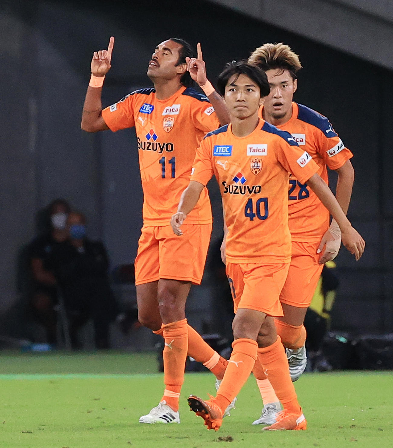 東京対清水　後半、ゴールを決め天を指さす清水FWジュニオール・ドゥトラ（左）（撮影・中島郁夫）