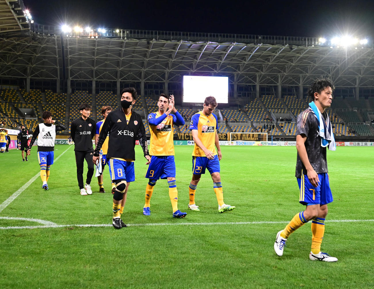 仙台対横浜FC　引き分けに終わり詰め掛けたサポーターの声援に応える仙台イレブン（撮影・小沢裕）