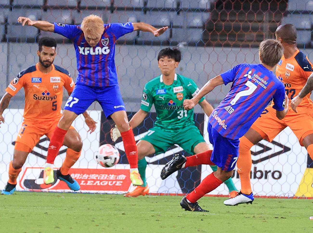 東京対清水　前半、東京MF三田（右端）のシュートをFW田川（左から2人目）がジャンプで股間を通過させゴールを成功させた（撮影・中島郁夫）