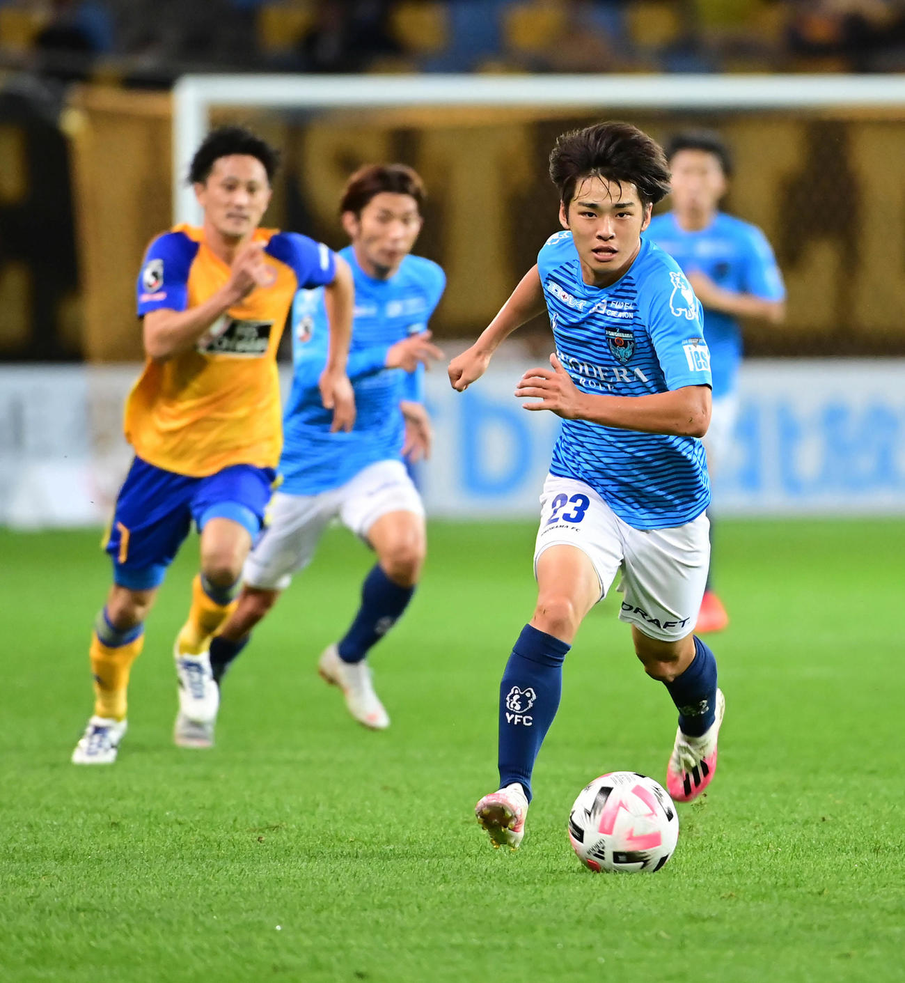 仙台対横浜FC　前半、ドリブル突破する横浜FC・FW斉藤（撮影・小沢裕）
