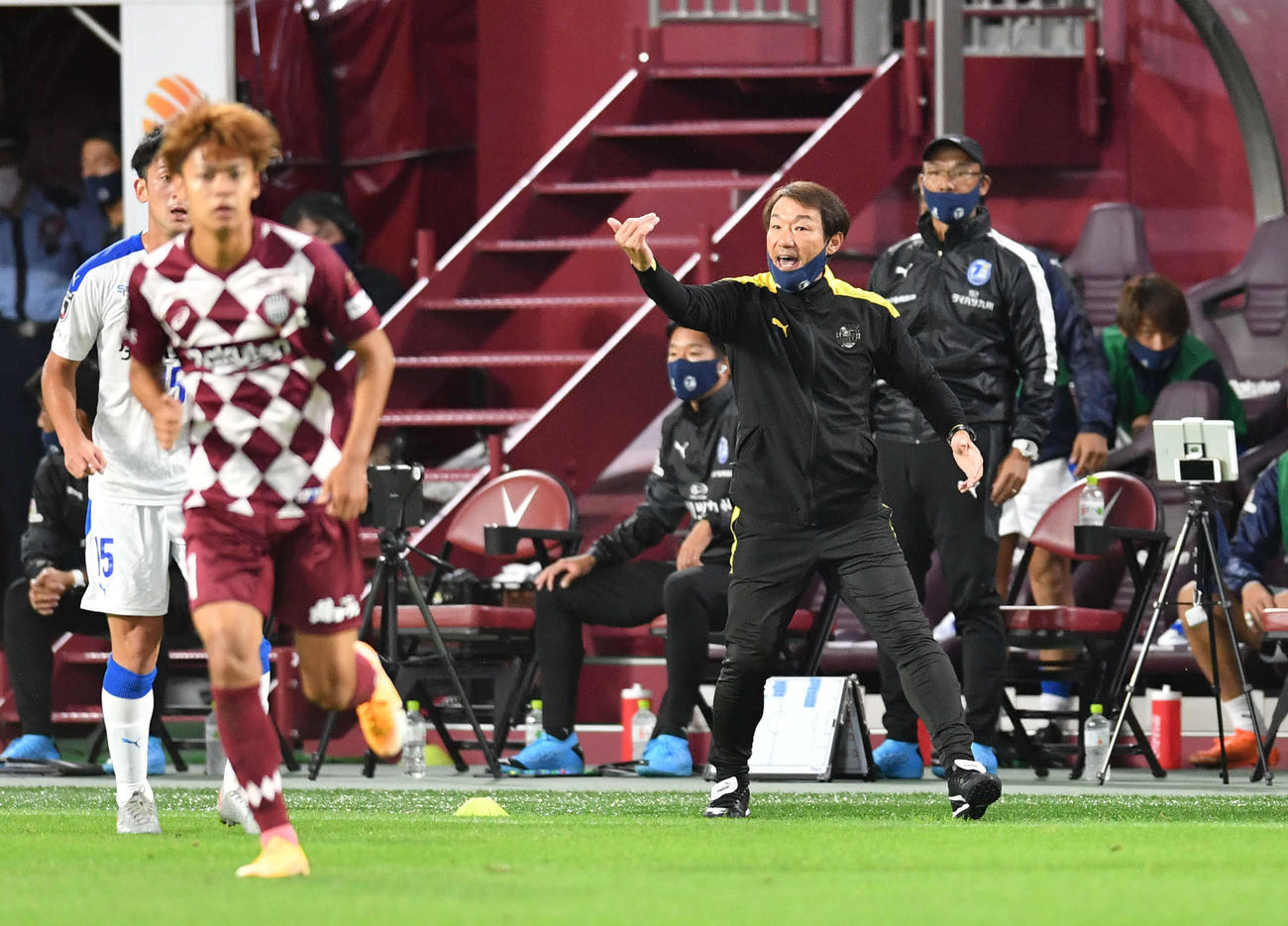 前半、指示を出す大分・片野坂知宏監督（撮影・岩下翔太）