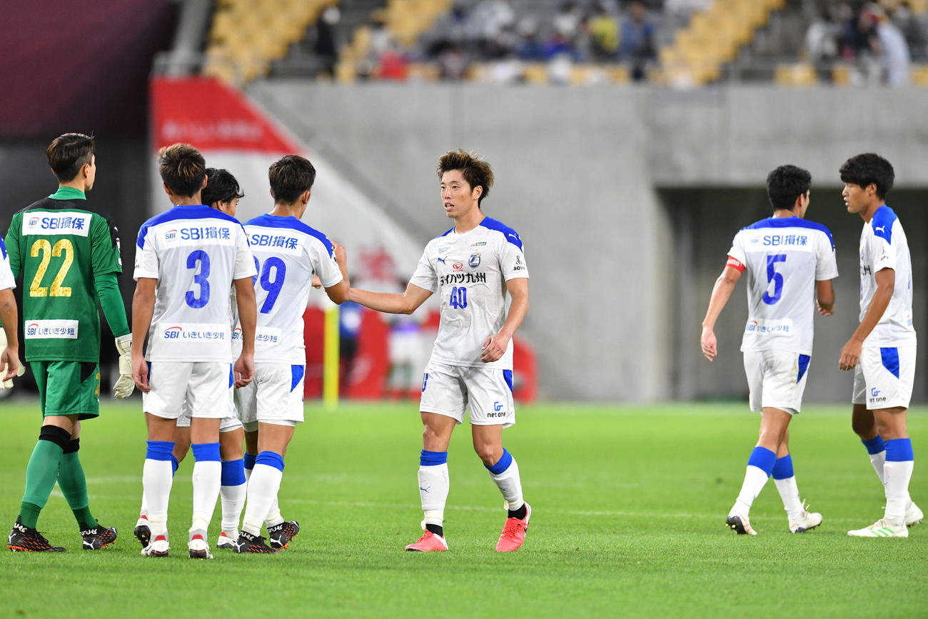 神戸対大分　神戸と引き分け、タッチを交わす大分イレブン（撮影・岩下翔太）