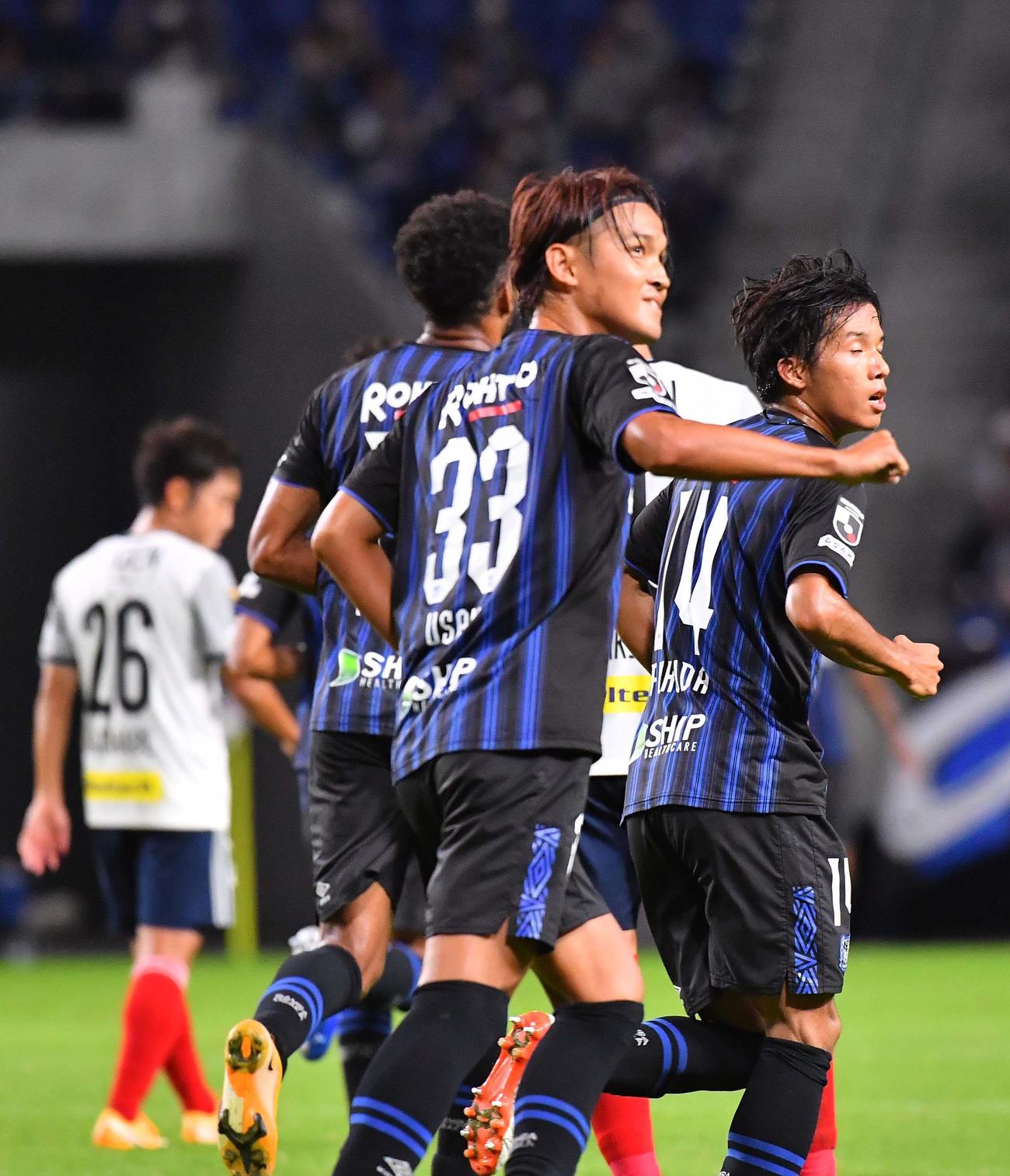 G大阪対横浜　前半、G大阪FW宇佐美はPKで同点ゴールを決め、声援に応える（撮影・上田博志）