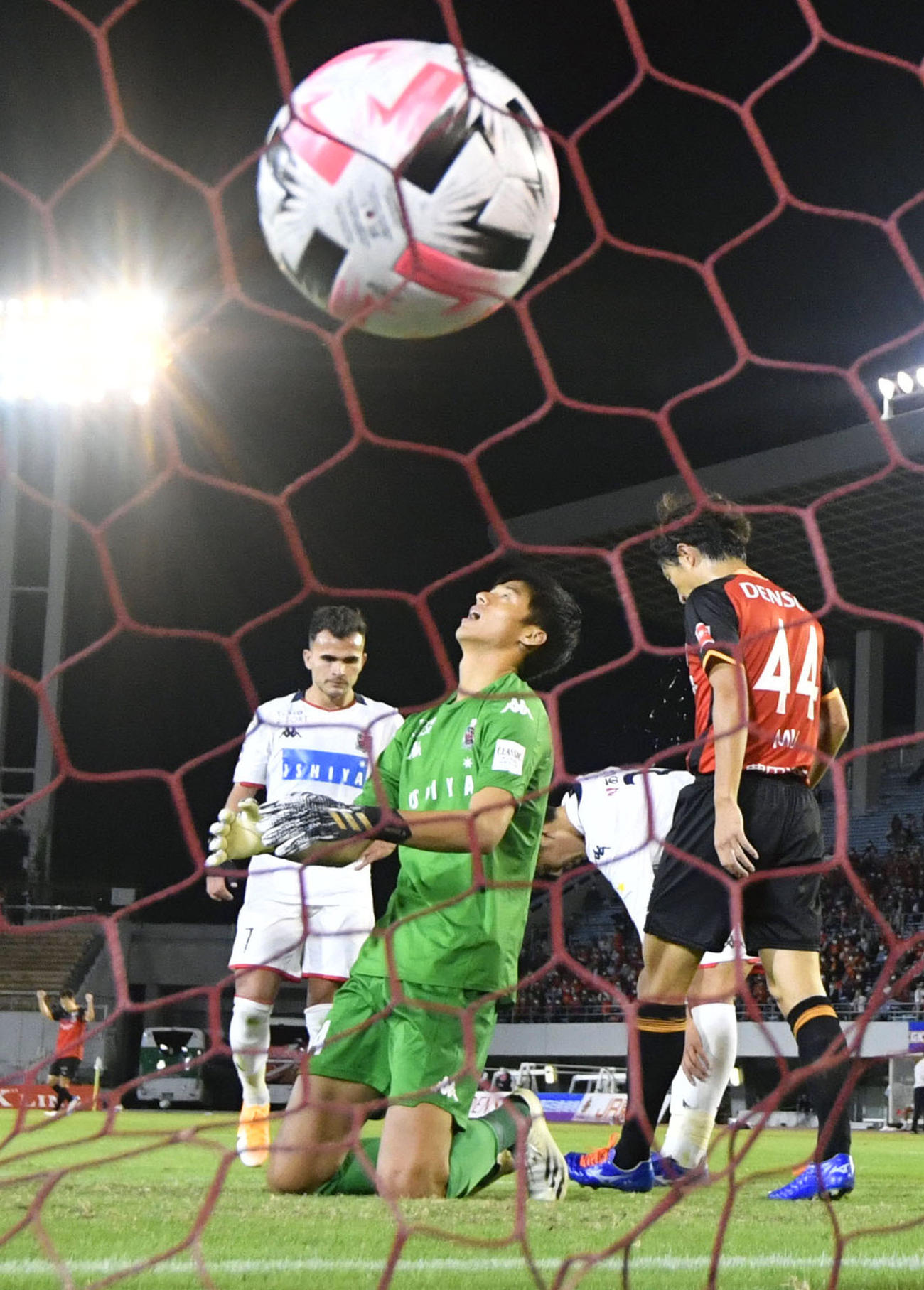 名古屋対札幌　後半、3点目のゴールを許した札幌GK中野小（中央）（共同）