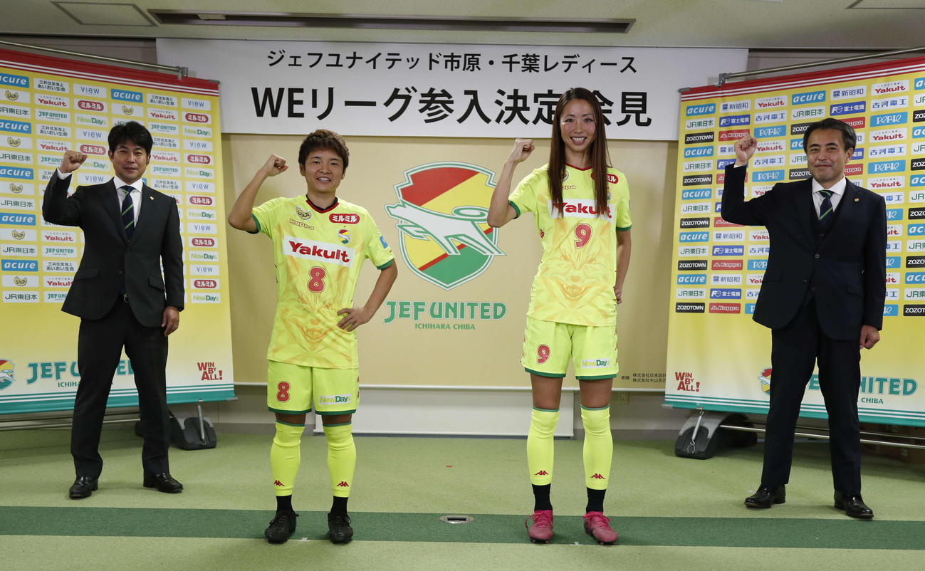 WEリーグ参入が決定し、オンライン会見を行った左から千葉の猿沢監督、MF瀬戸口、FW大滝、森本社長　（JEFUNITED）