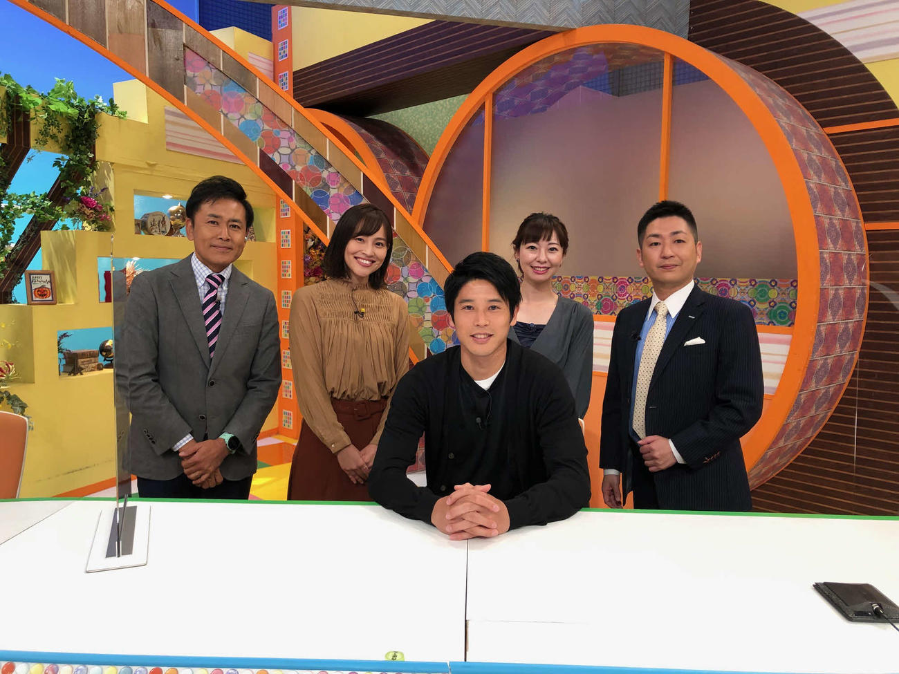 静岡朝日テレビ「とびっきり！しずおか」出演を終えた内田篤人さん（中央）は、共演者と笑顔（同局提供）