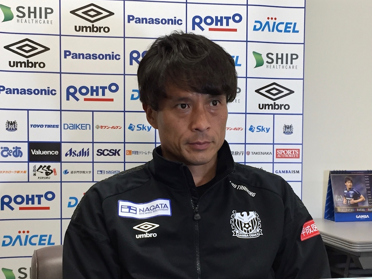 取材対応するG大阪宮本監督（C）GAMBAOSAKA
