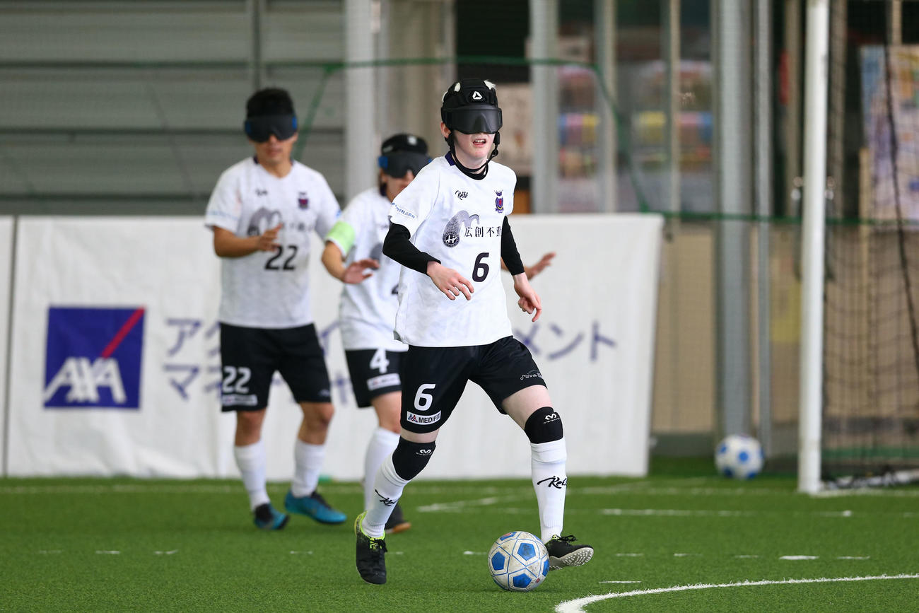 A－pfeile広島BFC対ラッキーストライカーズ福岡　スピードに乗ったドリブルで攻める広島の矢次祐汰（（提供：日本ブラインドサッカー協会／加藤誠夫）