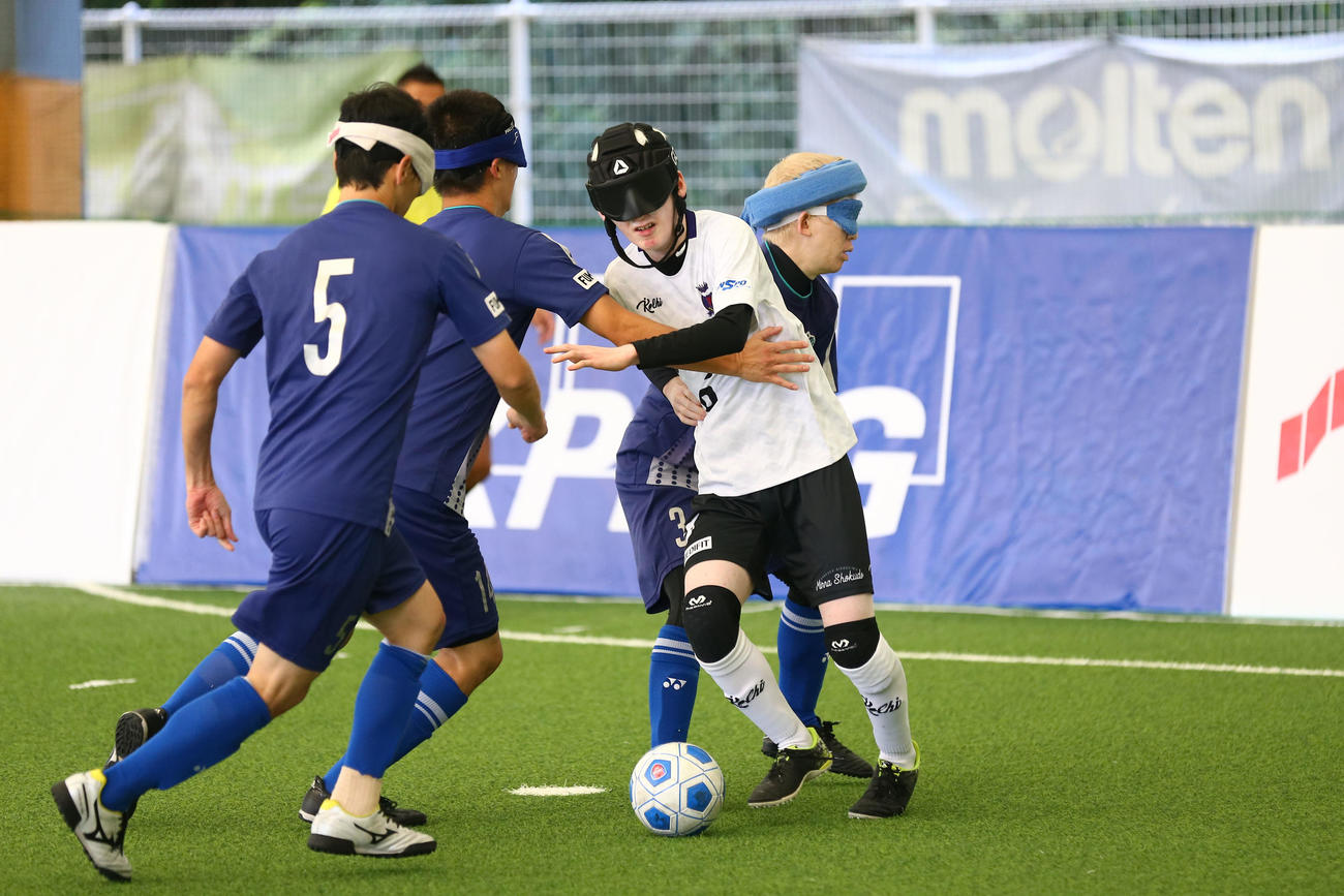 A－pfeile広島BFC対ラッキーストライカーズ福岡　相手のチェックをかいくぐってドリブルする広島の矢次祐汰（右手前）（提供：日本ブラインドサッカー協会／加藤誠夫）