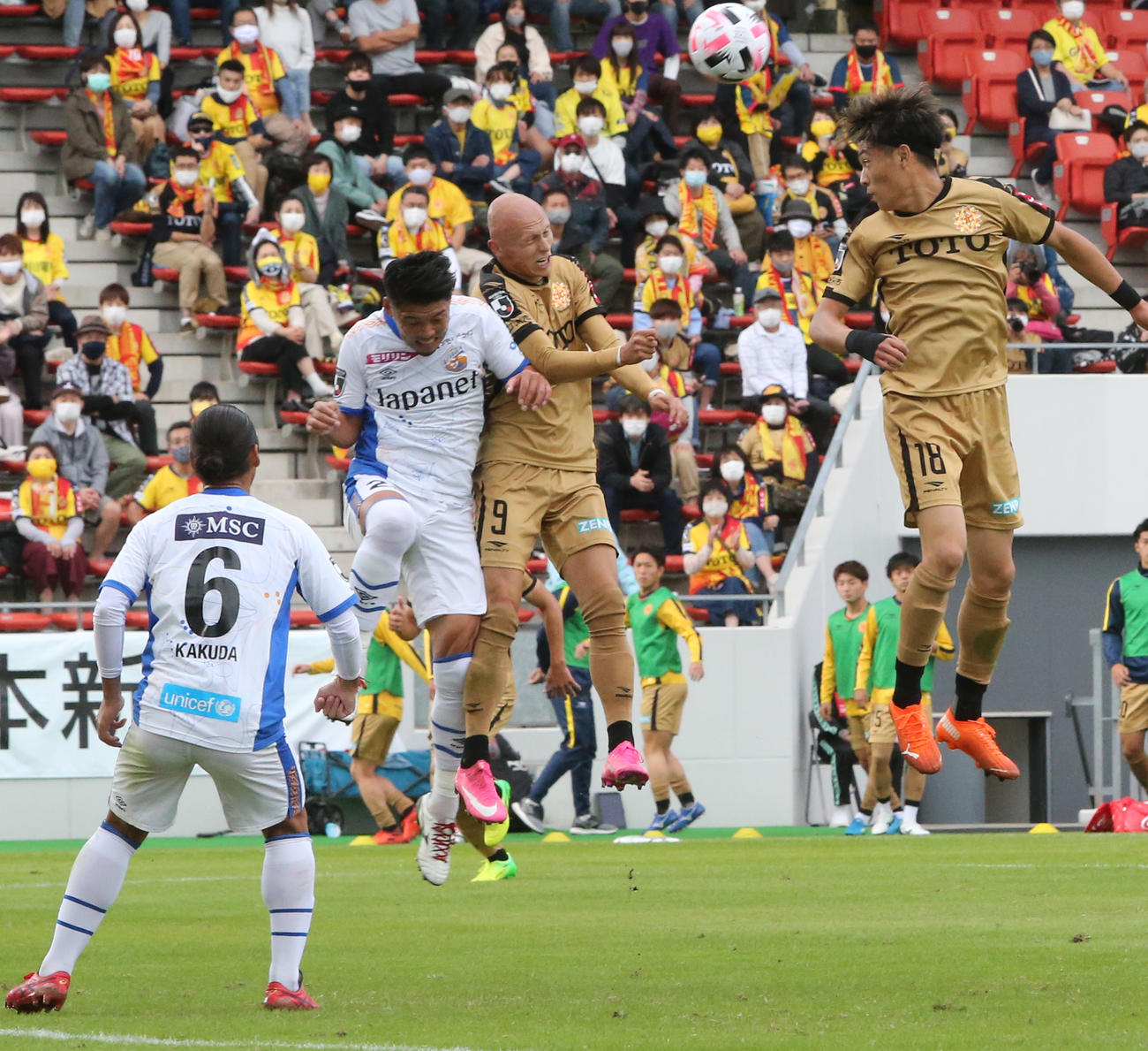 北九州対長崎　クロスボールを競る北九州FWディサロ燦シルヴァーノ（左から3人目）らと長崎の選手たち（撮影・菊川光一）
