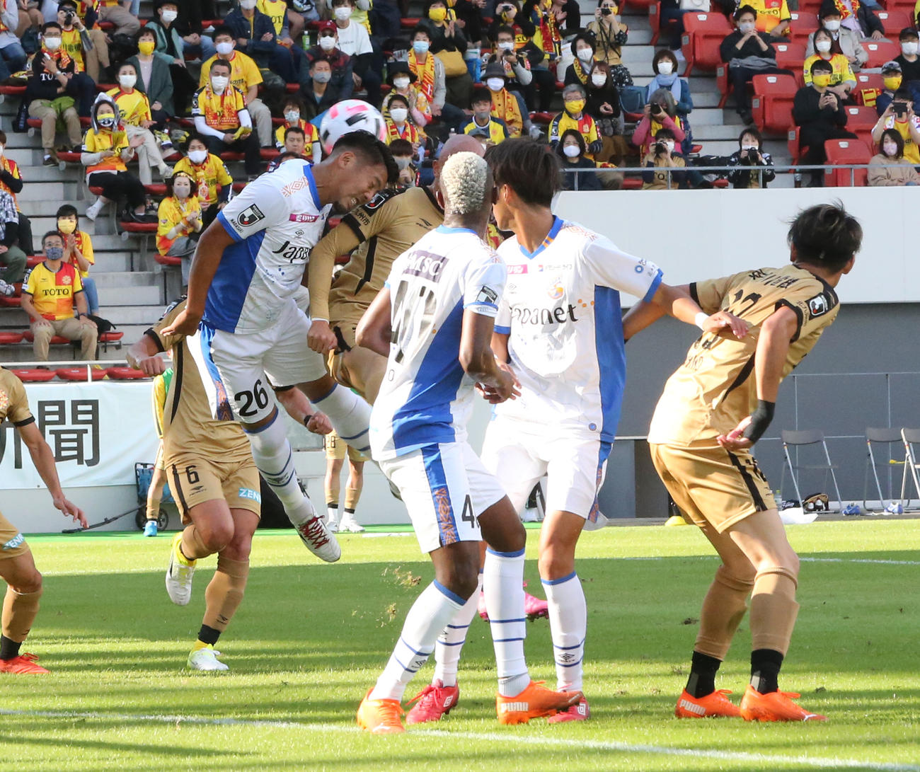 北九州対長崎　CKを競る北九州と長崎の選手たち（撮影・菊川光一）