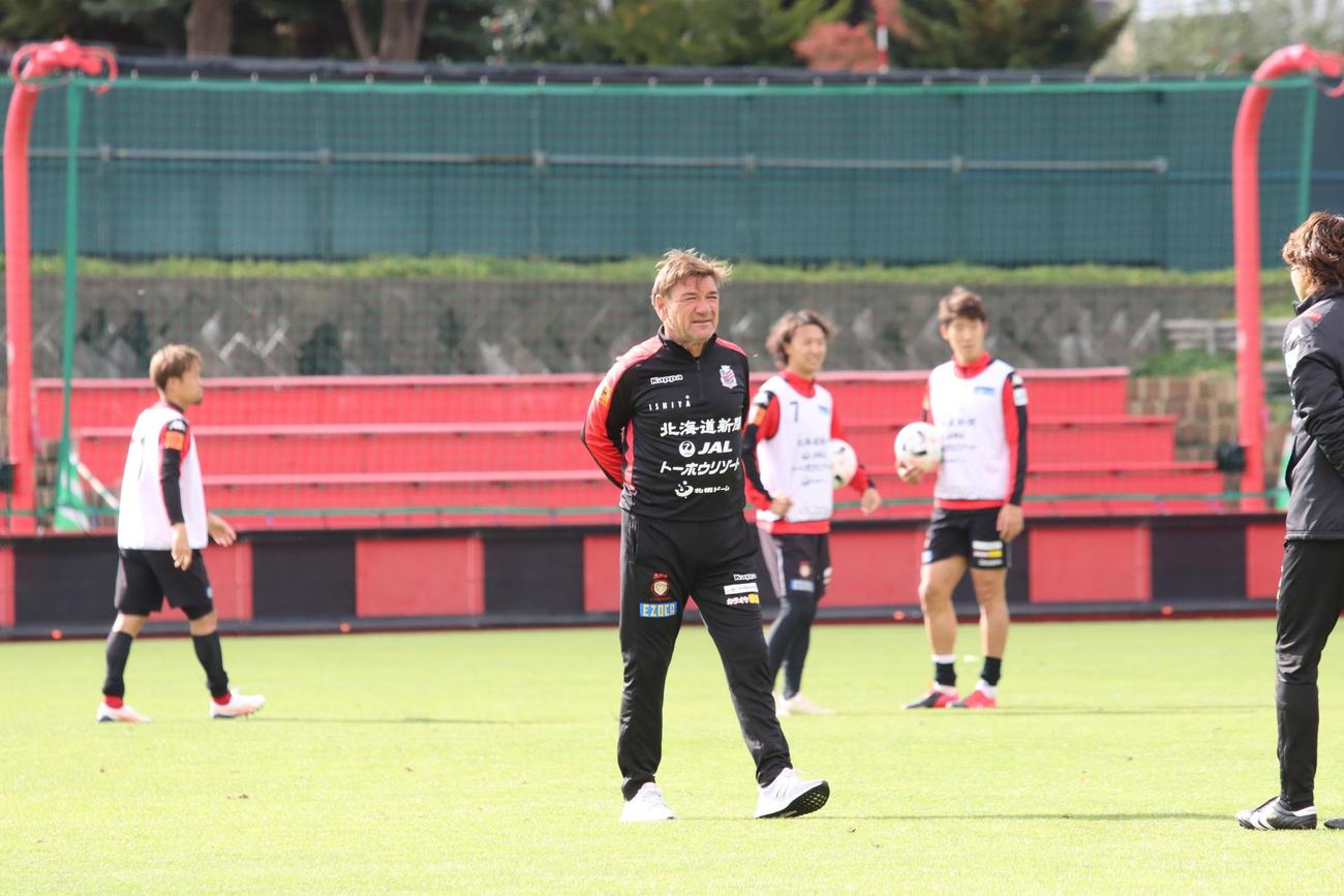 63歳の誕生日前日、鹿島戦に向けた練習を行う札幌ペトロビッチ監督（撮影・保坂果那）