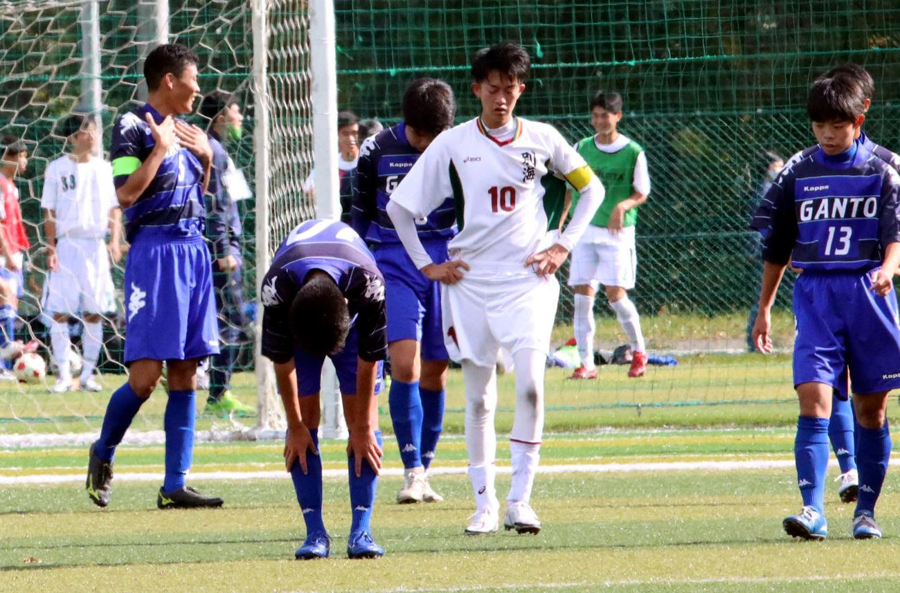 27年ぶり勝利の瞬間、ほっとして胸をなでる岩見沢東主将のDF五十嵐（左）（撮影・永野高輔）