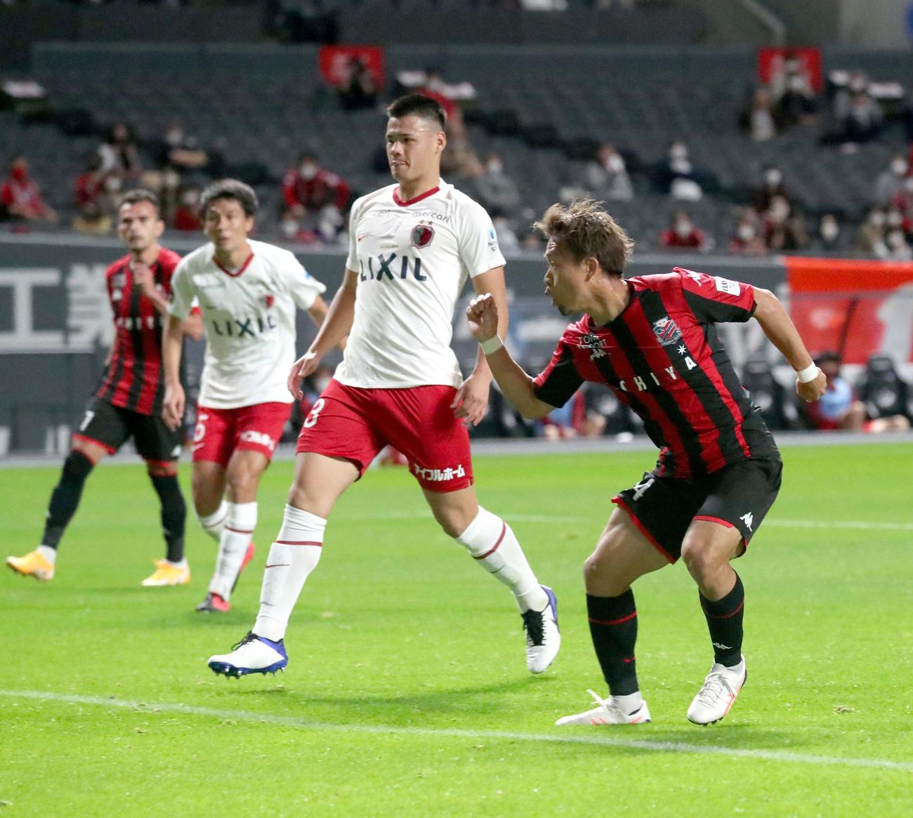 札幌対鹿島　前半41分、先制ゴールを決める札幌MF駒井（右手前）（撮影・佐藤翔太）