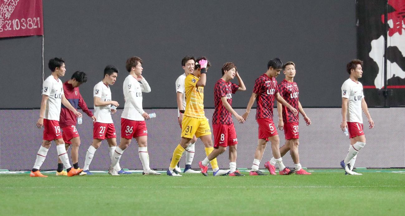 札幌対鹿島　札幌に敗れ引き揚げる鹿島イレブン（撮影・佐藤翔太）