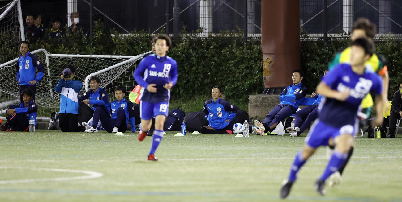 はやぶさイレブン対山王FC　はやぶさイレブンの永里（中央）はベンチから試合を見つめる（撮影・垰建太）