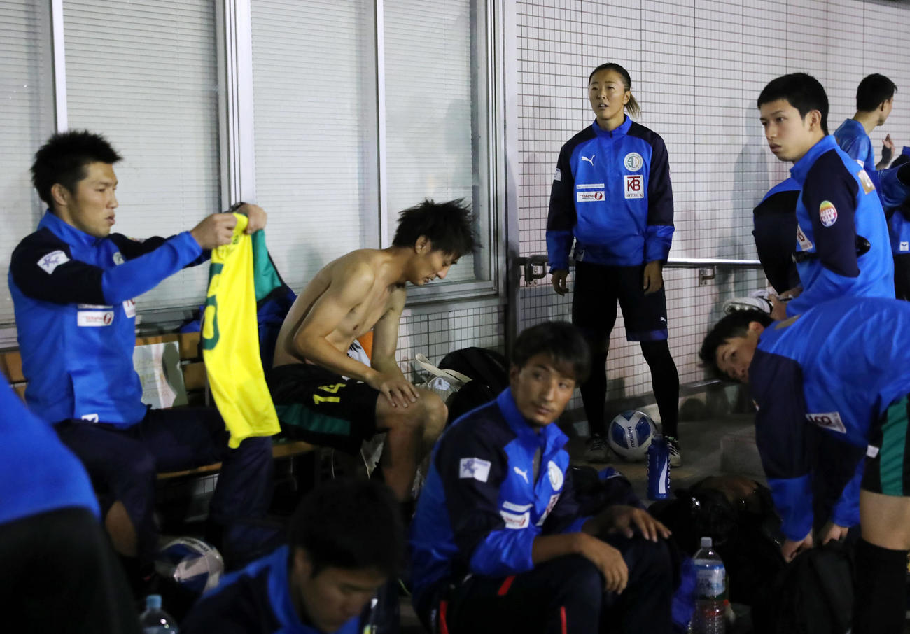 はやぶさイレブン対山王FC　試合前、チームメートと談笑するはやぶさイレブンの永里（奥）（撮影・垰建太）