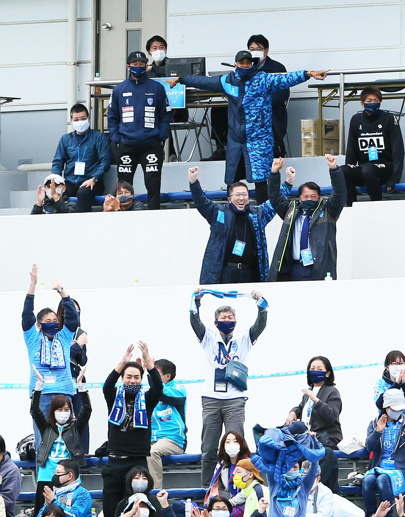 横浜FC対東京　後半、横浜FC・FW草野のゴールに立ち上がり笑顔を見せるFWカズ（撮影・足立雅史）