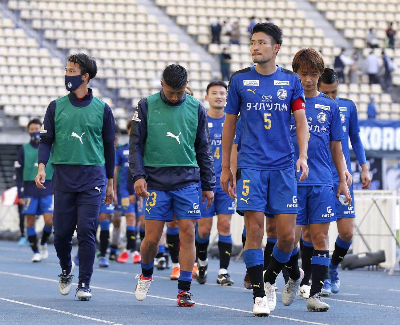 G大阪に敗れ、肩を落とす鈴木ら大分イレブン（共同）