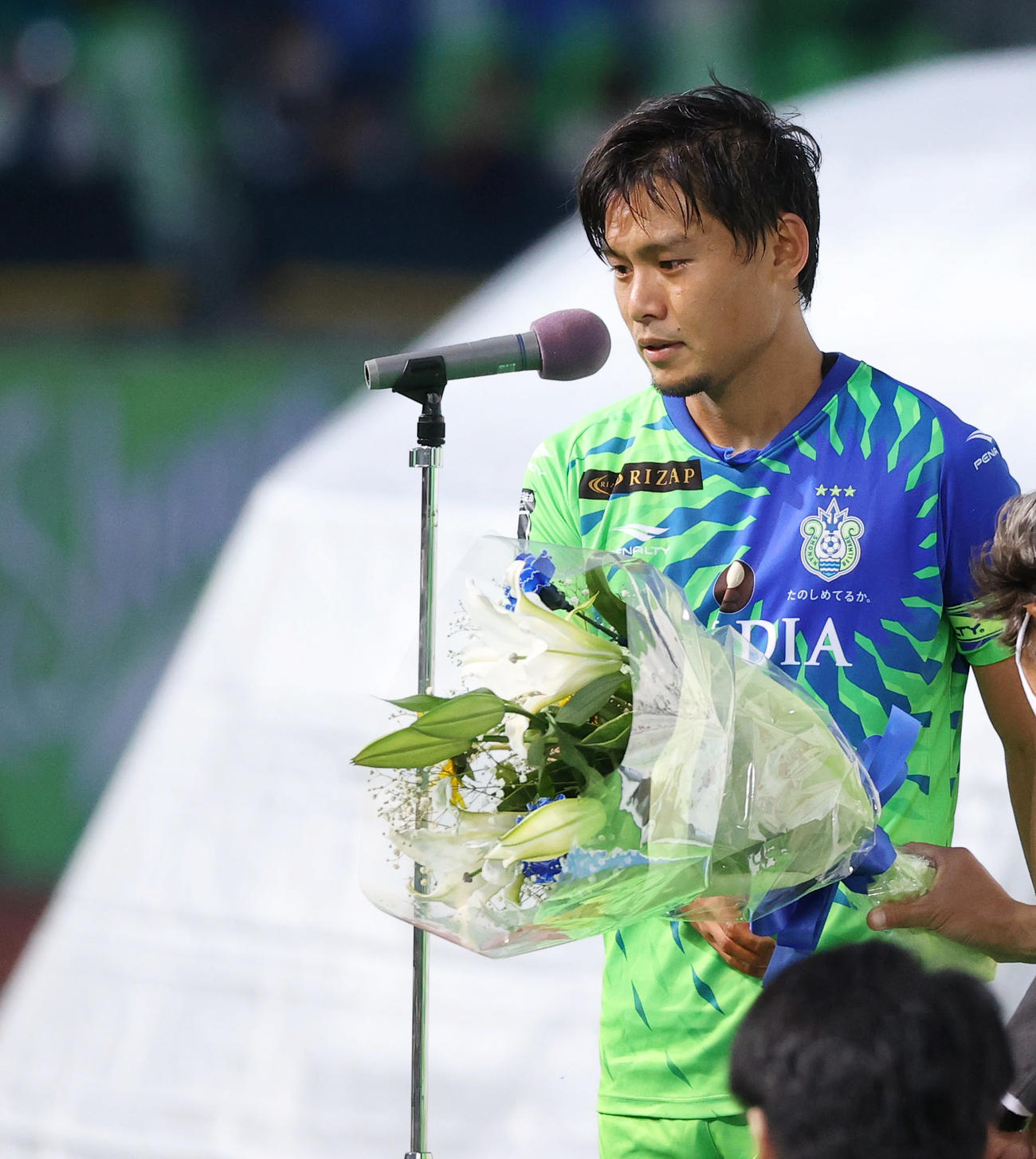 湘南対柏　柏に勝利しインタビューで涙を流す湘南MF岡本（撮影・垰建太）