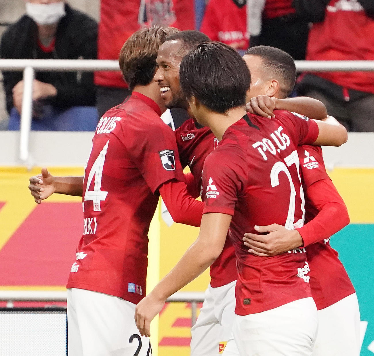 浦和対仙台　前半、フリーキックでゴールを決め、抱き合う浦和MFマルティノス（左から2人目）（撮影・菅敏）