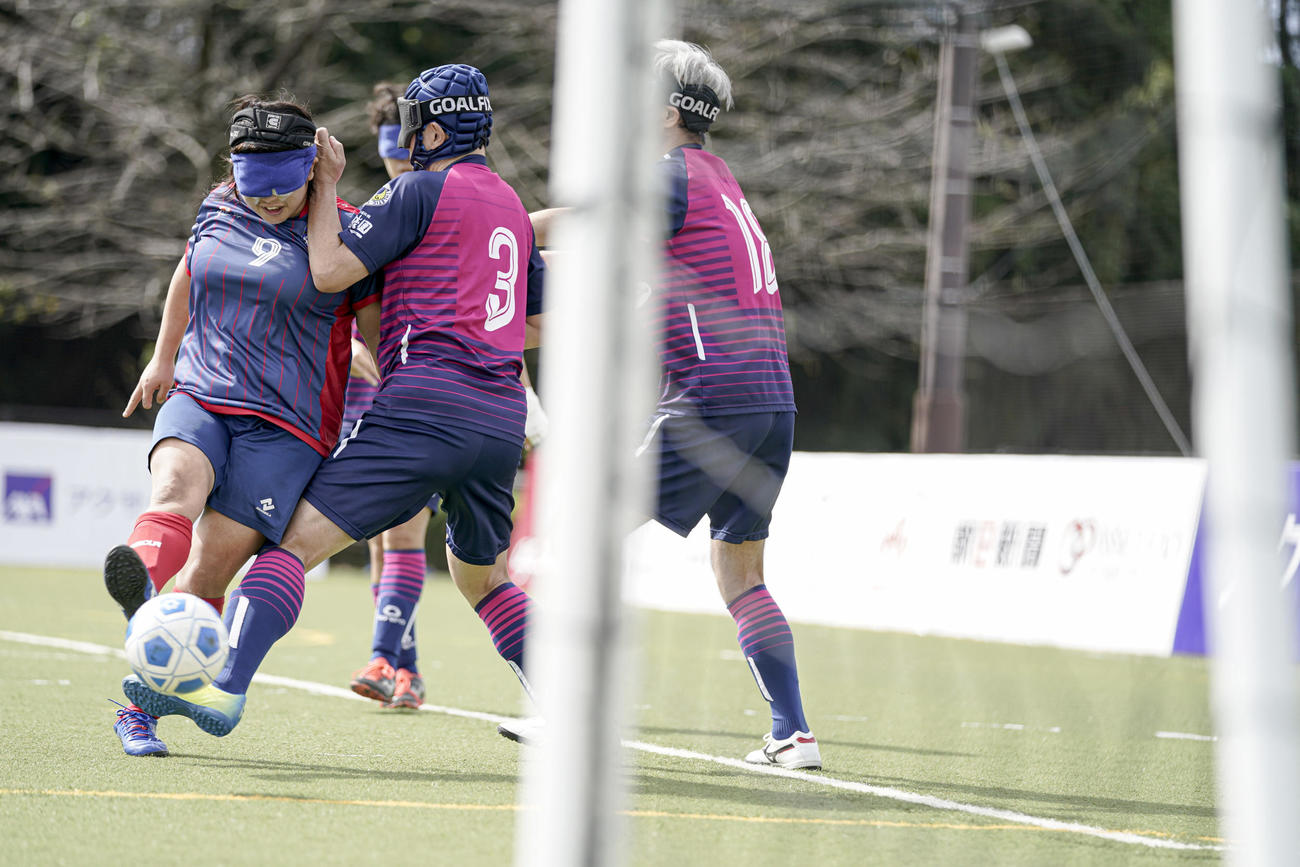 埼玉T.Wings対乃木坂ナイツ　埼玉・菊島宙（左）は厳しいマークをかわしてシュートを放つ（提供：日本ブラインドサッカー協会／小川和行）