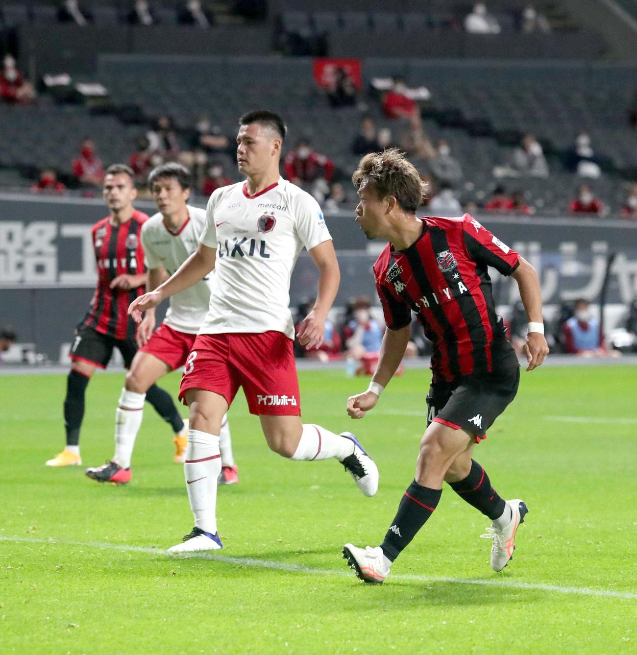 札幌対鹿島　前半41分、先制ゴールを決める札幌MF駒井（右手前）（撮影・佐藤翔太）