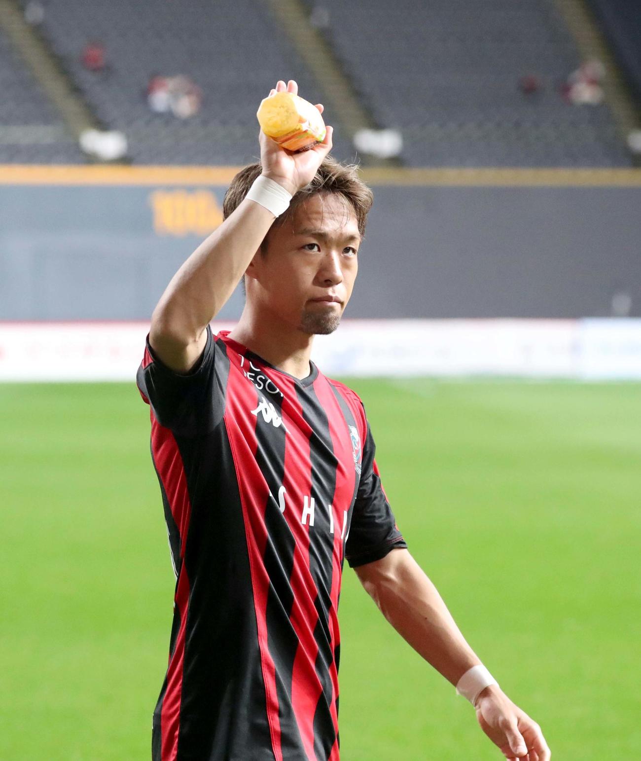 札幌対鹿島　試合後、スタンド応援席のサポーターに手を振って応える札幌MF駒井（撮影・佐藤翔太）